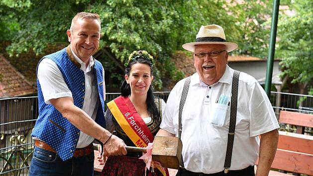 Amtswechsel: Der alte Kellerwald-B&uuml;rgermeister Franz Streit  (rechts), sein Nachfolger  Udo Sch&ouml;nfelder (links) und  Bierk&ouml;nigin Melanie Lucius. Foto: Ronald Rinkle