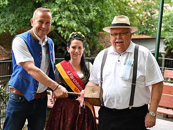 Amtswechsel: Der alte Kellerwald-Bürgermeister Franz Streit  (rechts), sein Nachfolger  Udo Schönfelder (links) und  Bierkönigin Melanie Lucius. Foto: Ronald Rinkle