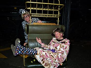 "Waltraud und Mariechen" - Volker Heißmann (vorne) und Martin Rassau im DDMWerner Reißaus