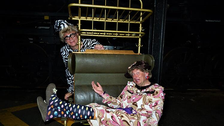 "Waltraud und Mariechen" - Volker Heißmann (vorne) und Martin Rassau im DDMWerner Reißaus