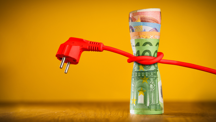 Mieterstrom hilft, Stromkosten zu sparen und macht die Energieversorgung unabhängiger von großen Energiekonzernen. Die Energie wird dort verbraucht, wo sie erzeugt wird, was die Effizienz erhöht und die Stromrechnung weiter reduziert.
