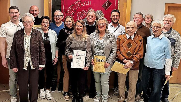 Die Geehrten des TSV Arnshausen (hinten v.l.): Rüdiger Fehr, Jürgen Gabel, Rudolf Metz, Stefan Greubel, Rudolf Greubel, Martina Greubel, Karl-Josef Schmitt, (vorne v.l.) Tobias Wedler, Annemarie Rottenberger, Silvia Schmitt, Reinhilde Sliwa, Rebek...