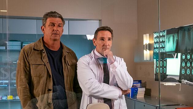 "Bergdoktor" Hans Sigl und Keller sind nicht nur vor der Kamera befreundet, auch hinter den Kulissen verstehen sich die beiden blendend.