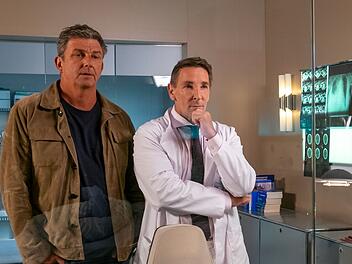 "Bergdoktor" Hans Sigl und Keller sind nicht nur vor der Kamera befreundet, auch hinter den Kulissen verstehen sich die beiden blendend.