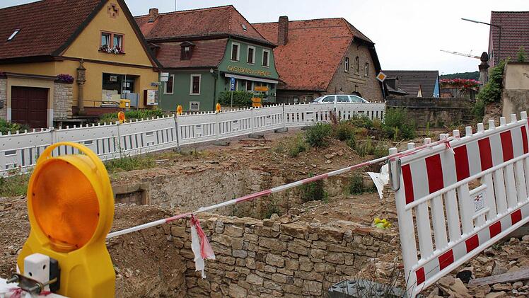 Die Suche nach historischen Schätzen und der Wechsel des Planungsbüros haben die Verfüllung der Baustelle in Escherndorf um Monate verzögert. Foto: Pfannes