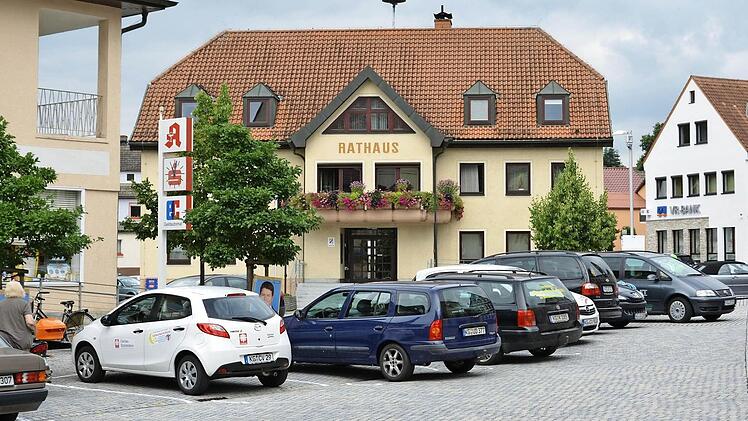 Parkplätze wurden auf dem Marktplatz Burkardroth geschaffen.