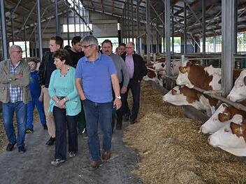 Neu gewählte Kreistagsmitglieder sahen sich auf Einladung des BBV-Kreisverbandes auf dem Hof der Familie Rauscher um.  Fotos: Gabi Bertram
