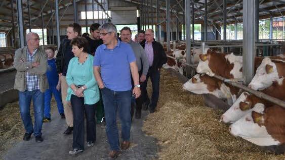 Neu gewählte Kreistagsmitglieder sahen sich auf Einladung des BBV-Kreisverbandes auf dem Hof der Familie Rauscher um.  Fotos: Gabi Bertram