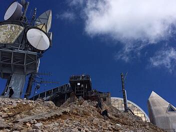 Gipfelerlebnis der besonderen Art: Zugspitzplattform von unten.   Fotos: MW