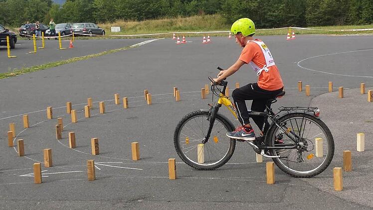 Beim Fahrradturnier des ADAC gab es etliche Hindernisse zu meistern.   Fotos: Christa Nürnberger