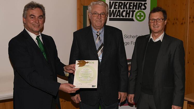 Karl Peuker aus Ebern (Mitte) wurde von der Kreisverkehrswacht Haßberge für 50 Jahre unfallfreies Fahren mit dem Goldenen Lorbeerblatt ausgezeichnet. Mit im Bild der Vorsitzende Tilman Fischer (links) und der stellvertretende Dienststellenleiter der Polizeiinspektion Haßfurt, Joachim Wolf. Foto: Ulrike Langer