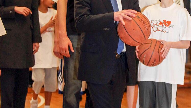 Christian Wulff lie&szlig; sich bei seinem Bamberg-Besuch 2011 auch einen Korbwurf nicht entgehen Foto: RiegerPress