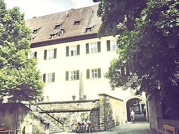 Postkarten-Idylle: Im Kern der Stadt Herzogenaurach steht das größte Denkmal. Das Amtsschloss beinhaltet zur Zeit Teile des Rathauses, eine Gaststätte und die Bücherei.  Foto: mb
