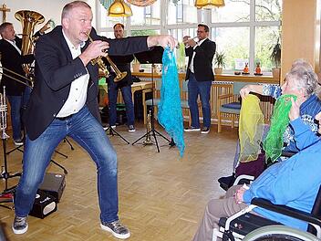 "Rekkenze Brass" beschenkte die Heimbewohner des Lucas-Cranach-Hauses mit einem interaktiven Konzerterlebnis. Foto: Heike Schülein