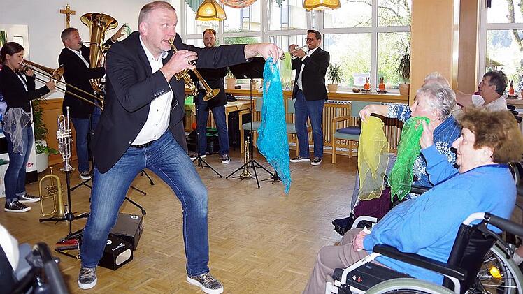 "Rekkenze Brass" beschenkte die Heimbewohner des Lucas-Cranach-Hauses mit einem interaktiven Konzerterlebnis. Foto: Heike Schülein