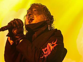 Typisch Slipknot: Mit Masken verhüllt rockt die Metal-Band aus den USA im mittelfränkischen Nürnberg bei Rock im Park. Foto: Matthias Hoch