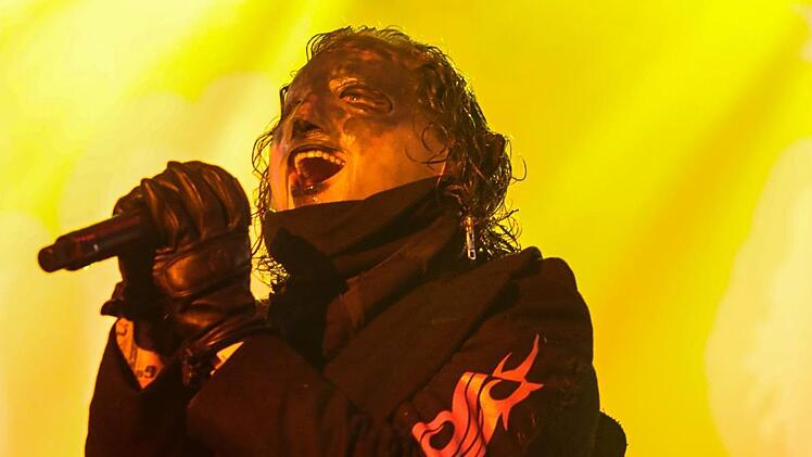 Typisch Slipknot: Mit Masken verhüllt rockt die Metal-Band aus den USA im mittelfränkischen Nürnberg bei Rock im Park. Foto: Matthias Hoch