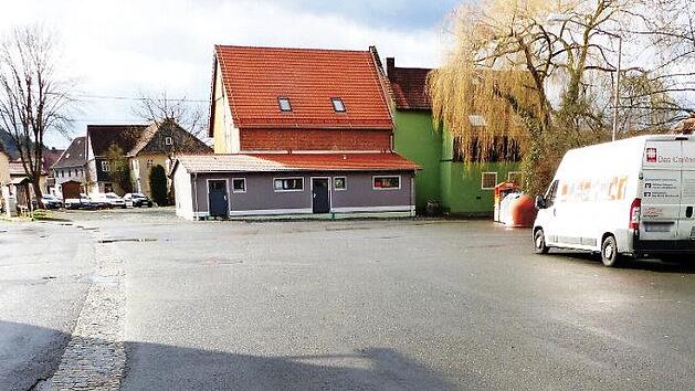 Mit der Neugestaltung des Dorfplatzes, so Stadtr&auml;tin Marina Schmitt, wird die letzte Ma&szlig;nahme der Dorferneuerung in Friesen demn&auml;chst beginnen. Die Dorfscheune als Ort f&uuml;r Veranstaltungen (im Hintergrund) ist nahezu fertiggestellt.  Foto: K.- H. Hofmann