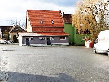 Mit der Neugestaltung des Dorfplatzes, so Stadträtin Marina Schmitt, wird die letzte Maßnahme der Dorferneuerung in Friesen demnächst beginnen. Die Dorfscheune als Ort für Veranstaltungen (im Hintergrund) ist nahezu fertiggestellt.  Foto: K.- H. Hofmann