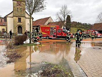 Der Löschweiher in Priegendorf trat am Freitag über die Ufer.