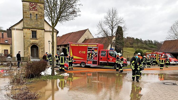 Der Löschweiher in Priegendorf trat am Freitag über die Ufer.