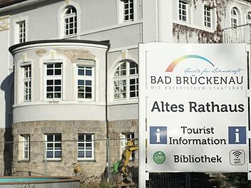 Eine baldige Rückkehr der Tourist-Info ins Alte Rathaus ist nicht in Sicht. Dafür soll der unschöne Bauzaun demnächst durch ein Gerüst am Haus ersetzt werden.
