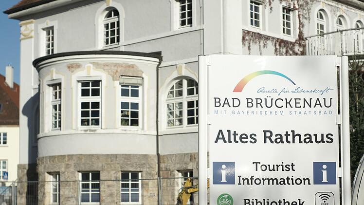 Eine baldige Rückkehr der Tourist-Info ins Alte Rathaus ist nicht in Sicht. Dafür soll der unschöne Bauzaun demnächst durch ein Gerüst am Haus ersetzt werden.