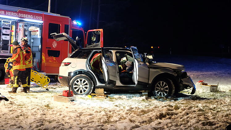B2 bei Heroldsberg: zwei Schwerverletzte bei Unfall