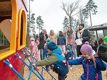Die Kinder tauften das Schiff mit Wasserbomben &ndash; und nahmen es auch gleich in Beschlag.