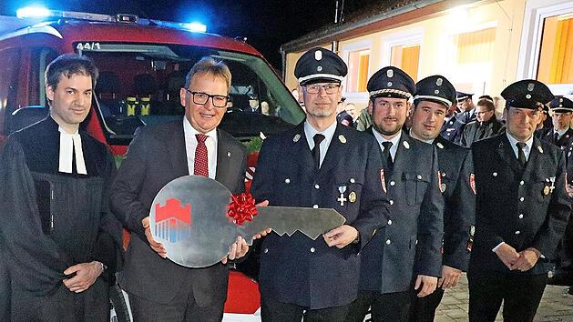 B&uuml;rgermeister Bernd Rebhan &uuml;berreichte symbolisch den Schl&uuml;ssel des neuen Fahrzeugs an Kommandant Peter Fischer.