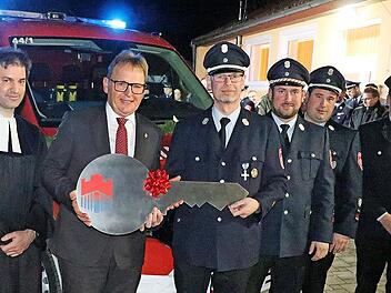 B&uuml;rgermeister Bernd Rebhan &uuml;berreichte symbolisch den Schl&uuml;ssel des neuen Fahrzeugs an Kommandant Peter Fischer.