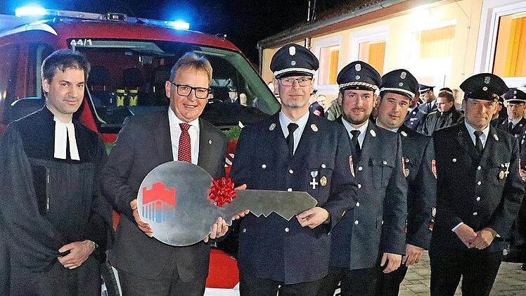 B&uuml;rgermeister Bernd Rebhan &uuml;berreichte symbolisch den Schl&uuml;ssel des neuen Fahrzeugs an Kommandant Peter Fischer.