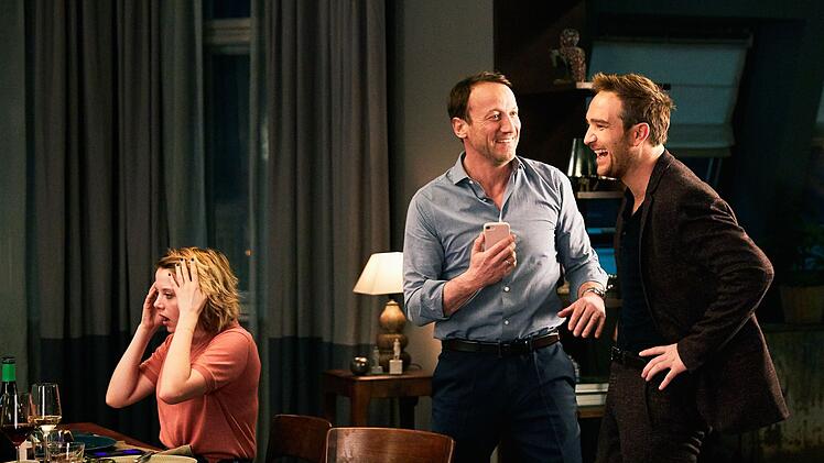 Bianca (Jella Haase) ist schockiert ob der neuesten Enth&uuml;llungen. Rocco (Wotan Wilke M&ouml;hring, Mitte) und Simon (Frederick Lau) machen sich dagegen einen Spa&szlig; daraus.