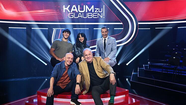 "Kaum zu glauben" geht in eine neue Staffel. Mit dabei ist das bew&auml;hrte Team, hinten von links: Wincent Weiss, Stephanie Stumph, Kai Pflaume, vorne von links: Bernhard Ho&euml;cker und Hubertus Meyer-Burckhardt.