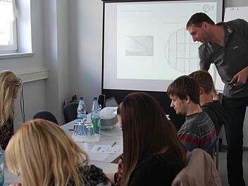 Steffen Beyer (r.) stellt den Workshop-Teilnehmern die Aufgabe, die sie in drei Gruppen bearbeiten sollen. Fotos: Marco Meißner