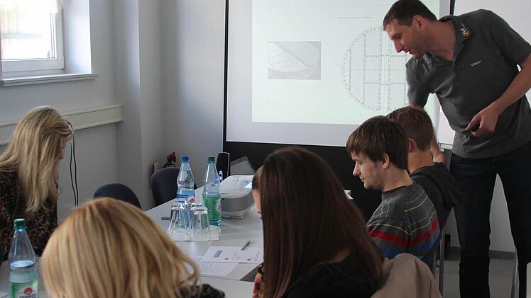 Steffen Beyer (r.) stellt den Workshop-Teilnehmern die Aufgabe, die sie in drei Gruppen bearbeiten sollen. Fotos: Marco Meißner