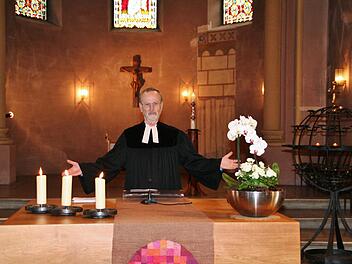 Pfarrer i.R. Knüpffer segnet die Gläubigen beim Begrüßungsgottesdienst in der Erlöserkirche  Foto: Werner Vogel