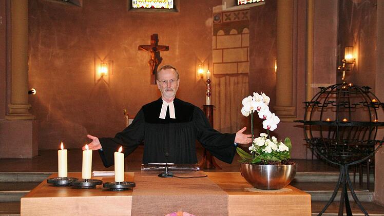 Pfarrer i.R. Knüpffer segnet die Gläubigen beim Begrüßungsgottesdienst in der Erlöserkirche  Foto: Werner Vogel