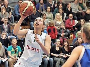 Kraftvoll zieht Svenja Zeis im Spitzenspiel gegen die Würzburgerinnen zum Korb. Fotos: sportpress