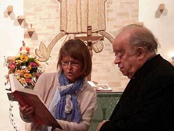 Ökumene live: Die evangelische Pfarrersgattin Martina Kirchner überreichte dem katholischen Bischof em. Paul Werner Scheele ein Buchpräsent. Zuvor hatte der Geistliche in der Friedenskirche einen vielbeachteten Vortrag gehalten. Foto: Rolf Pralle