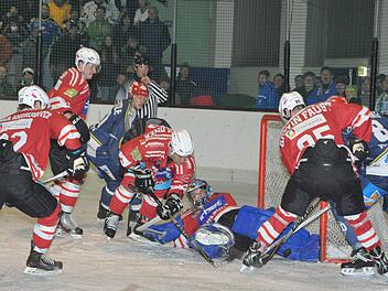 Glanztaten in Serie vollbrachte Goalie Michael Gundlach (am Boden). Überhaupt boten die Kissinger Wölfe gegen die Mighty Dogs aus Schweinfurt eine exzellente Defensivleistung bei der 1:2-Derbyniederlage gegen den weiter ungeschlagenen Tabellenführer. Foto: Hopf