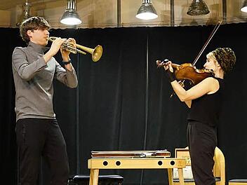 Zwischen früher und jetzt: "Ramsch und Rosen" begeisterten das Publikum im Rügheimer Schüttbau mit ihrer eigenen Interpretation alter Volkslieder. Foto: Peter Schmieder