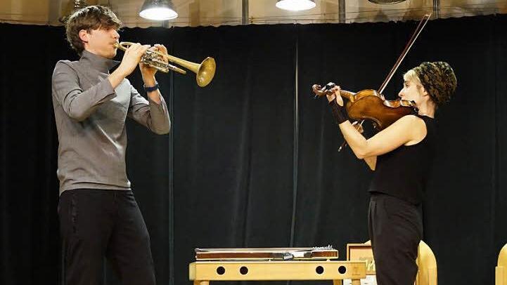 Zwischen früher und jetzt: "Ramsch und Rosen" begeisterten das Publikum im Rügheimer Schüttbau mit ihrer eigenen Interpretation alter Volkslieder. Foto: Peter Schmieder