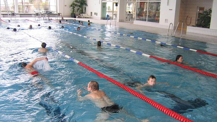 Jedes Jahr eine beliebte Veranstaltung für Schwimmbegeisterte: das 24-Stunden-Schwimmen im Kulmbacher Hallenbad. Foto: Archiv/Sonja Adam