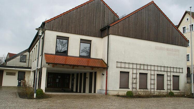 Mehr Verensaktivitäten und damit auch mehr Leben im Gebrüder-Mendel-Haus in Dankenfeld wünscht sich Bürgermeister Thomas Sechser. Das Gemeinschaftshaus werde eine neue Heizung erhalten, eine energetische Sanierung stehe aber vorerst nicht auf der Agenda, erklärte er in der Bürgerversammlung am Mittwoch.