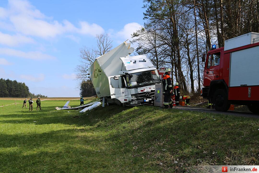 Lkw kracht gegen Schulbus