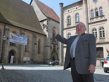 Heinz Hausmann vor der Stadtpfarrkirche in Kronach Foto: Veronika Schadeck