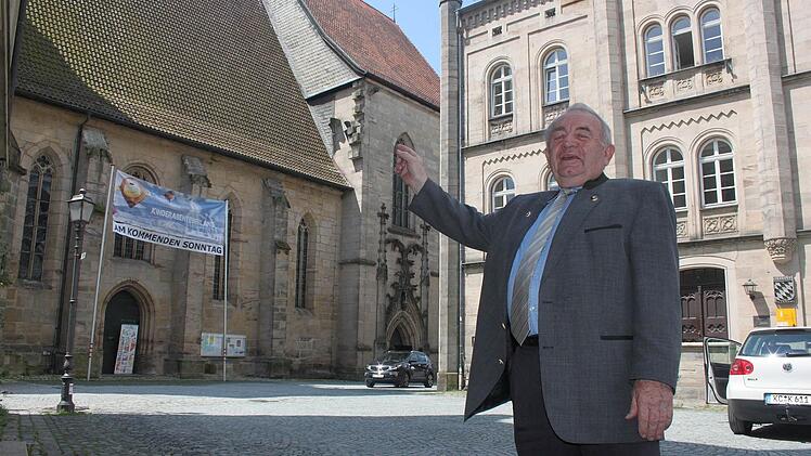Heinz Hausmann vor der Stadtpfarrkirche in Kronach Foto: Veronika Schadeck