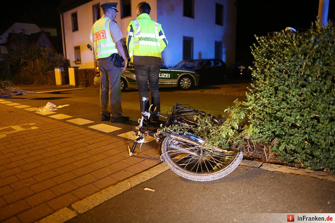 Radfahrer bei Kollision mit Streifenwagen schwer verletzt