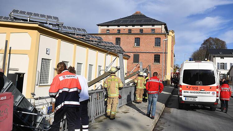 Rettungskräfte am Sonntag an der Schleuse Gaustadt. Foto:Ronald Rinklef